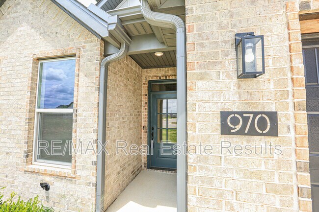 Photo - 970 Moksha St