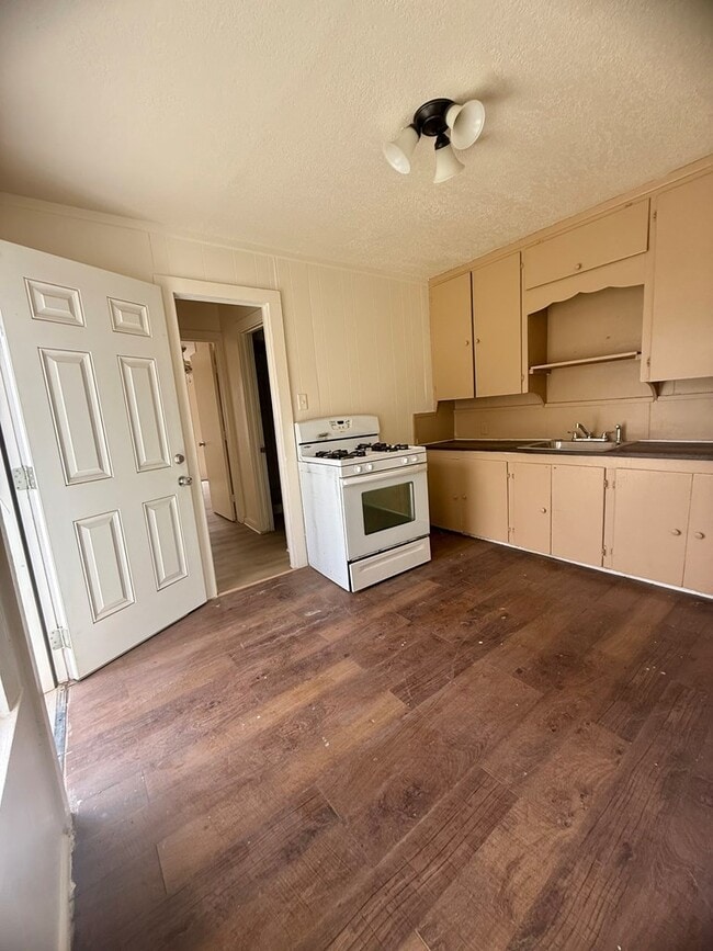 Photo - 2025 W 5th St