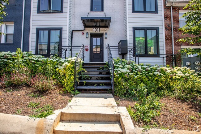 Building Photo - Lovely 1 BR & 1 Den/2 BA Condo in Trinidad!