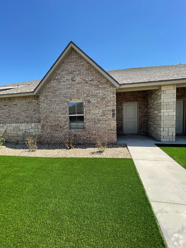 Building Photo - Townhome Located South Of Town Near Cooper...