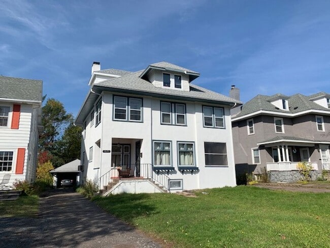 Building Photo - Duluth MN - 6-bedroom - 3-bath single fami...