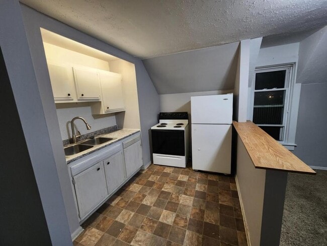 Photo - 460 Rose Ln NE