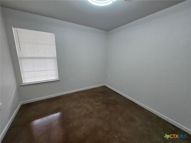 Photo - 1037 W Court St Unidad C