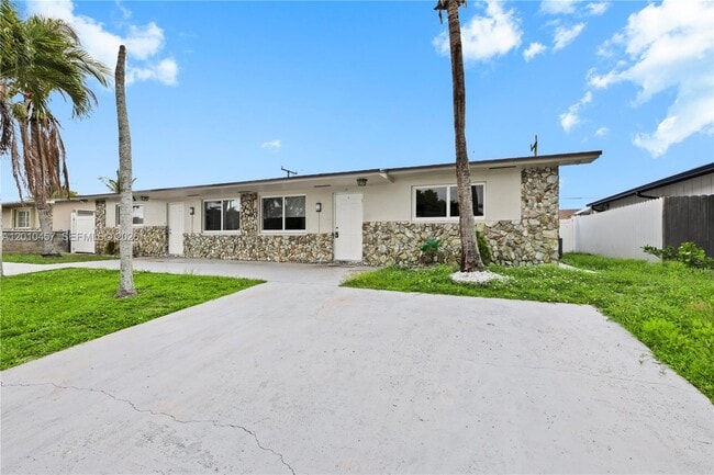 Building Photo - 1800 SW 97th Ave Unit A