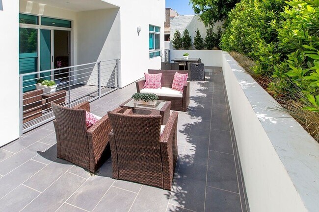 938 S. Orange Grove Avenue