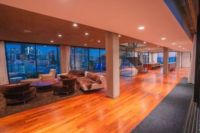 2 Floor Penthouse Masterpiece with over 7,... - 2 Floor Penthouse Masterpiece with over 7,...