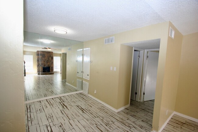 Photo - 17331 Red Oak Dr