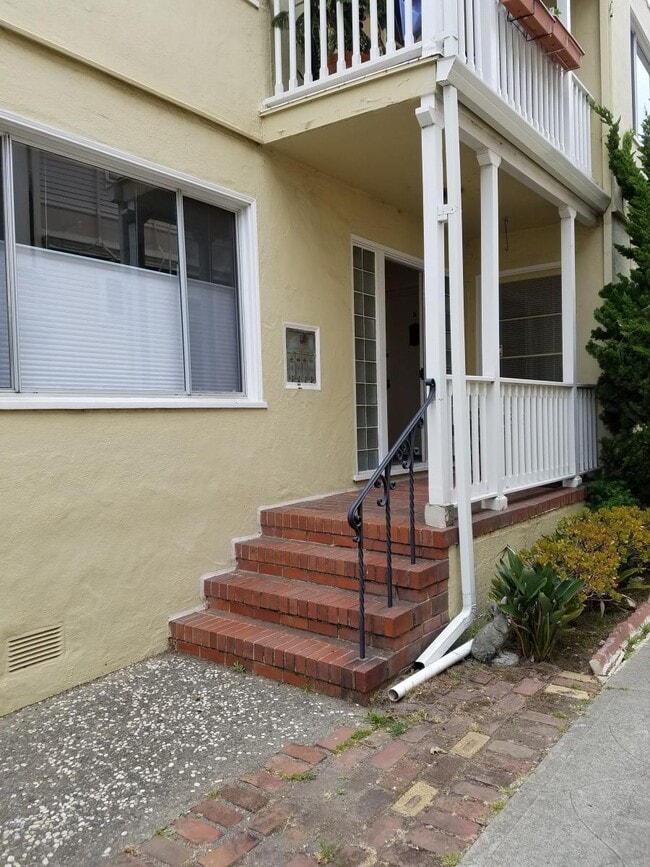 Building Photo - 1825 Clinton Ave Unit D Rental