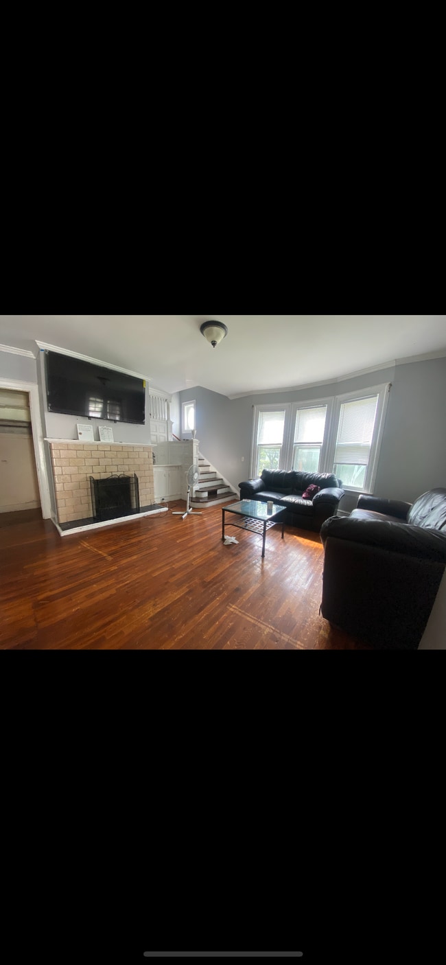 Building Photo - 21 Haendel St