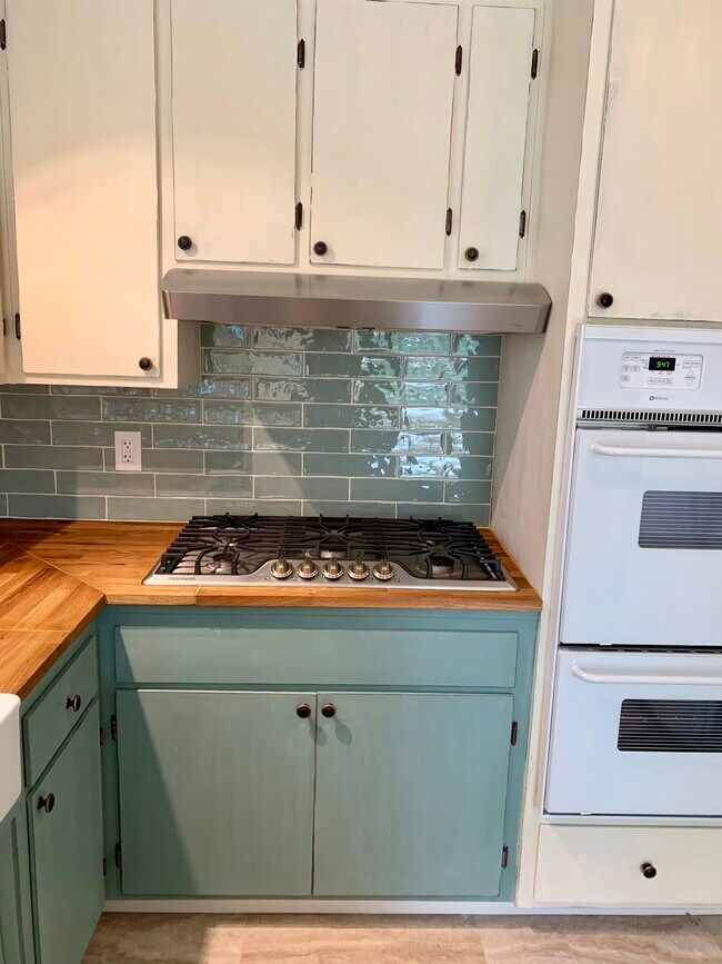 Gas stove - 836 Seacliff Dr