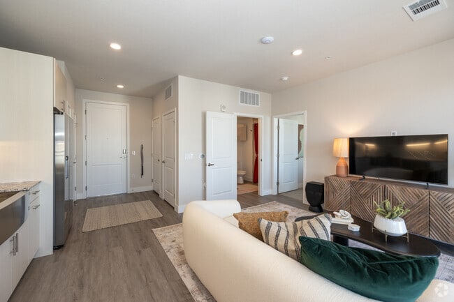1BR, 1BA - 650SF - 685SF - O - Alexan Montview Plaza