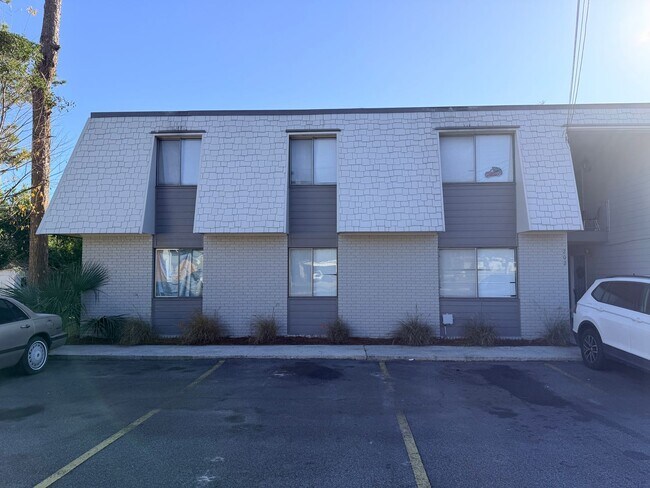 Building Photo - Check Out This 2Bedroom/1Bath Apartment! Unit 925 - B