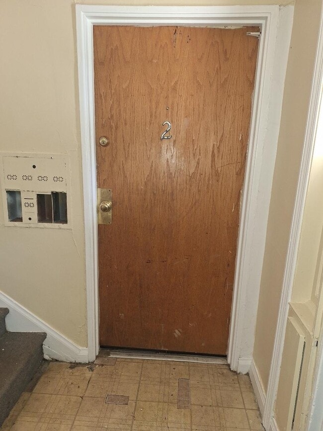 Puerta de entrada del apartamento n.º 2 - 1743 Sonne Ave Unidad Apt. #2