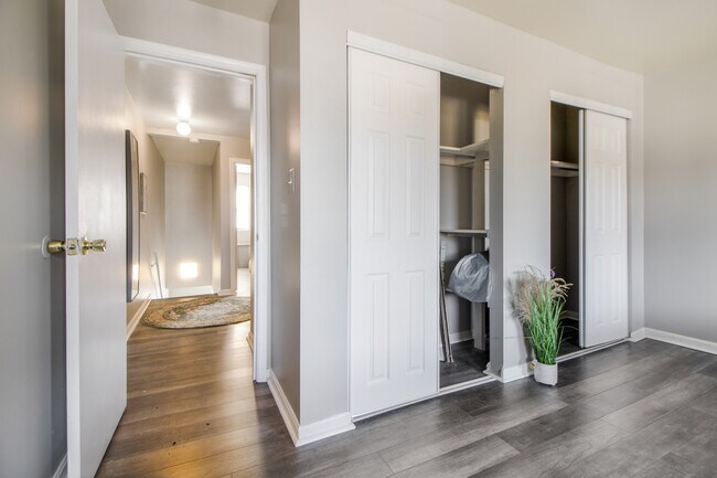 Wardrobe - 1216 W Lafayette Ave Unidad C - Back Bedroom 2