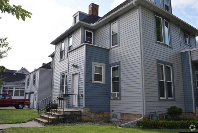 Building Photo - 305 E Elm St Unit 305 E Elm Rental