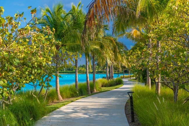 Scenic paths invite you to explore the beauty of SoLé Mia.