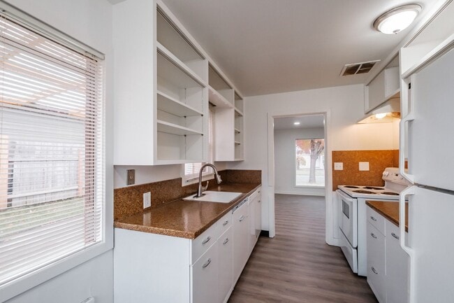 Photo - 2490 Maple Ave NE