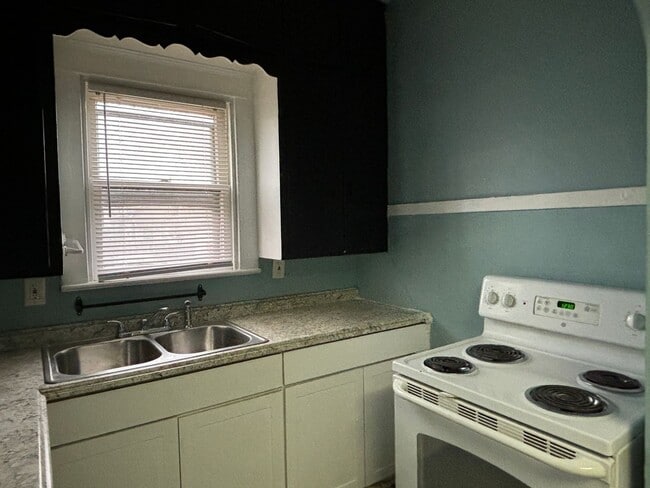 Photo - AVAILABLE NOW! Charming 3-Bed, 1-Bath Historic Duplex in Indianapolis! Unit 554