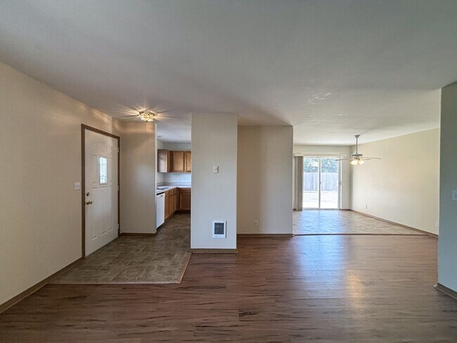 Photo - 882 Smith St