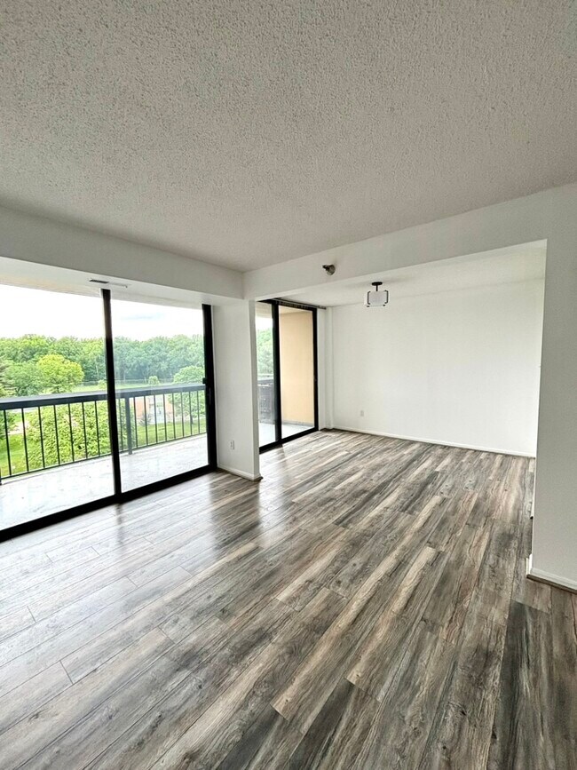 living room - 7401 Westlake Terrace Unidad #708