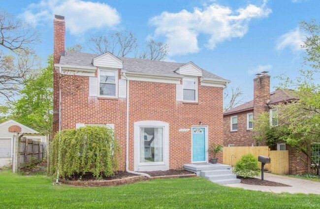 Adorable 3 bedroom home on the SE side! - Adorable 3 bedroom home on the SE side!