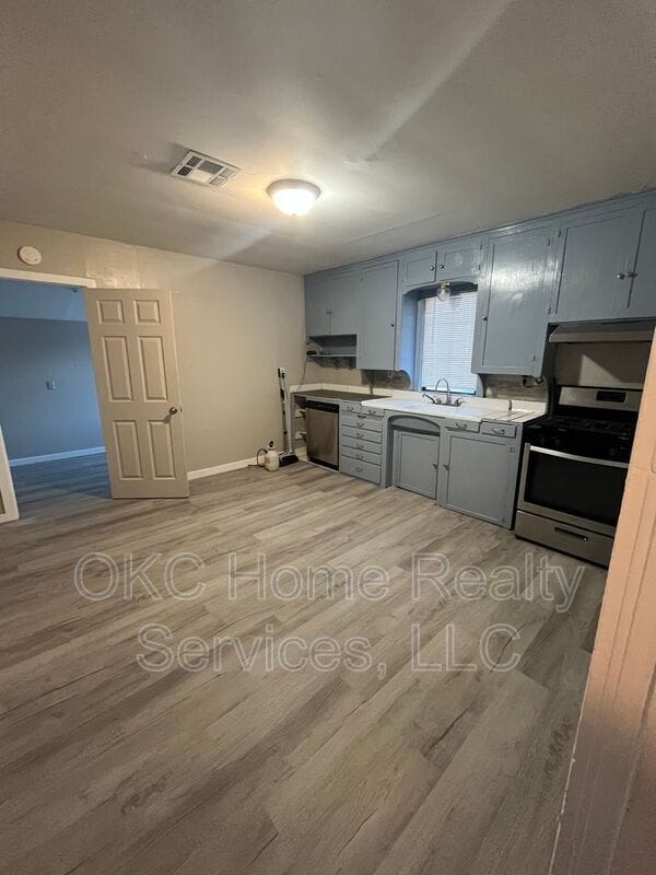 Building Photo - 116 W Beech St