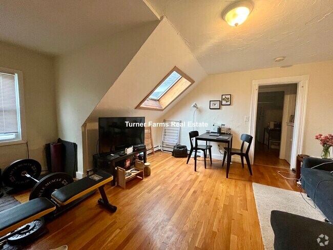 Building Photo - 187 Beacon St Unit 3 Rental