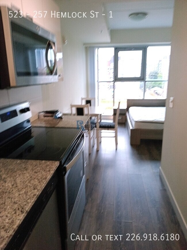 Photo - 257-257 Hemlock St