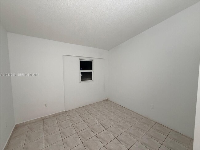 Photo - 927 NE 199th St Unidad 206