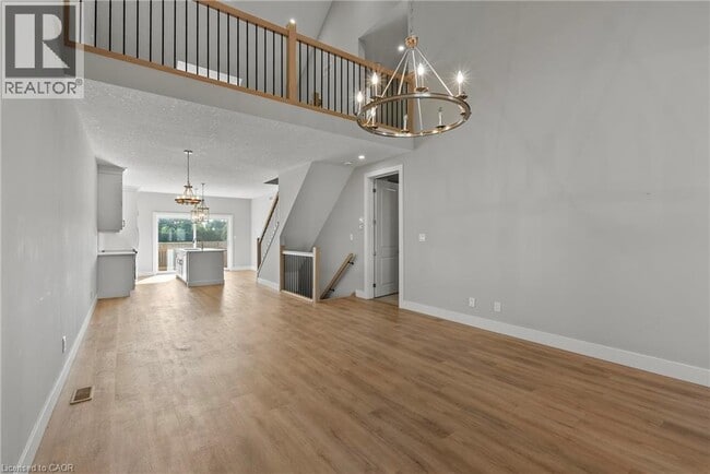 Photo - 744 Nelson St W