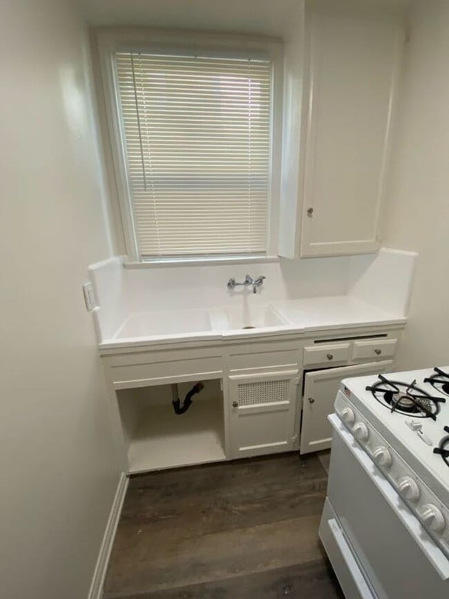 Photo - $1,000 Off Your First Month’s Rent! - Char... Unidad 2124 1/2