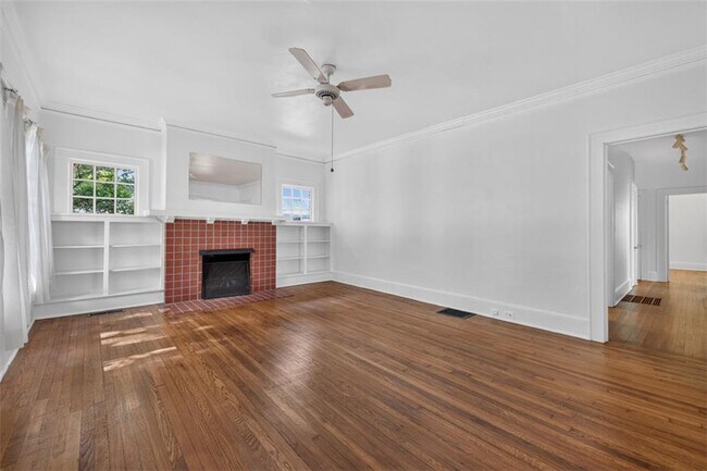 Photo - 582 Clifton Rd NE