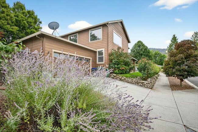 Photo - 1719 Lithia Way