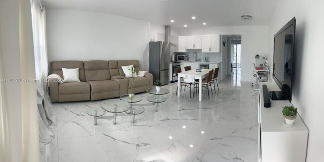 Building Photo - 340 Oakridge S Unit 340 Rental