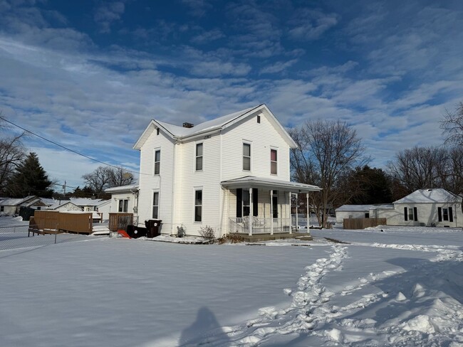Building Photo - Large 4 BR house in Heyworth