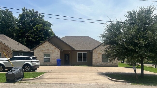 Building Photo - Spacious 4/4 House Near Baylor Campus!