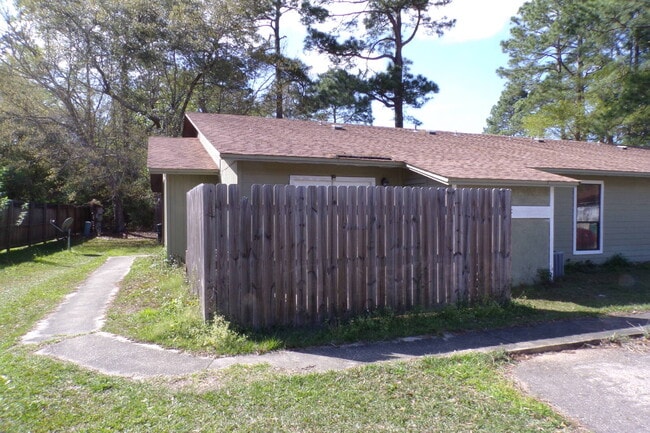 Building Photo - Spacious 2/2 Apartment off Olive Rd – Prim...