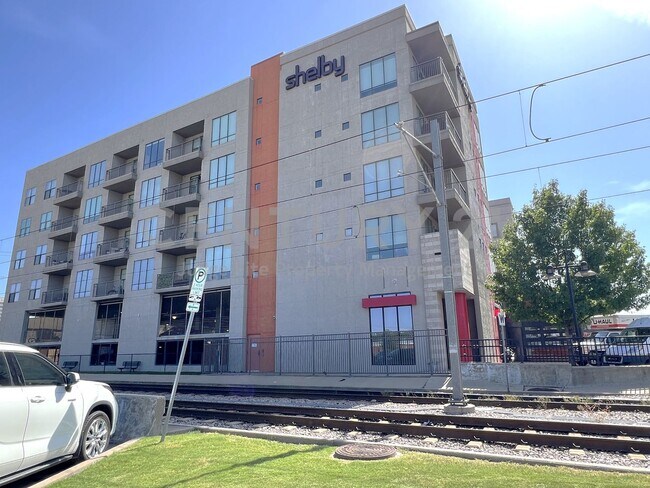 Building Photo - Well-Maintained 2/2 Condo Just a Short Walk From SMU! Unit 511