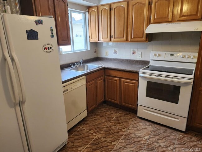 Building Photo - 1570 Kenneth Ave