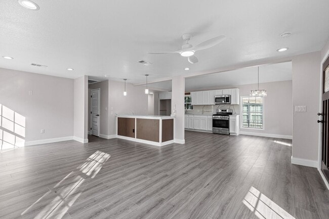 Photo - 2435 Sharon St