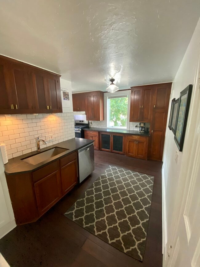 Building Photo - 1093 Oxford St N Unit 2 Rental