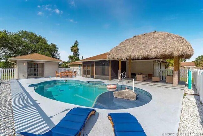 Photo - 2550 SE Calais St