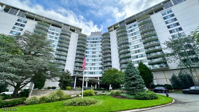 1 Claridge Dr Unit 1000