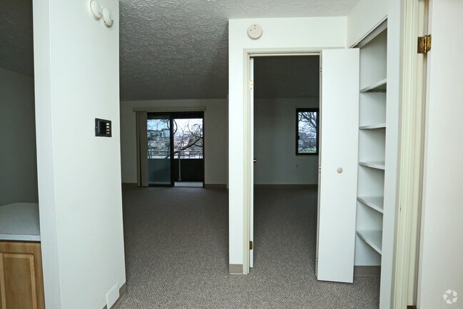 1 Bedroom - Entry