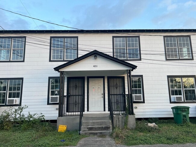 Building Photo - 4011 Delano St Unit 4