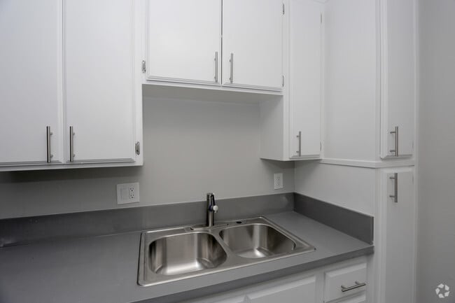 1BR, 1BA - 500 SF