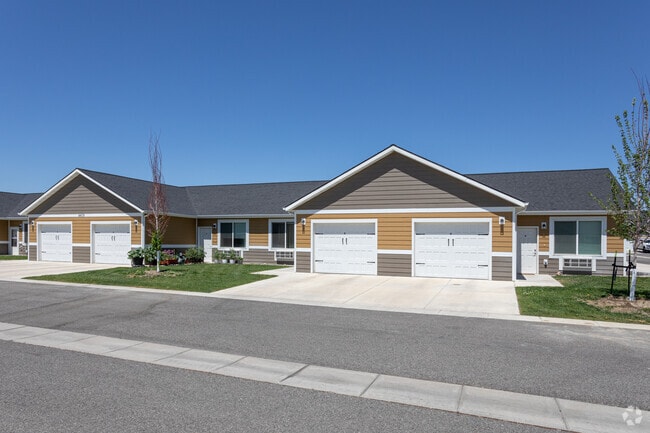 FREE attached garage & driveway - Hoop Dreams Rental