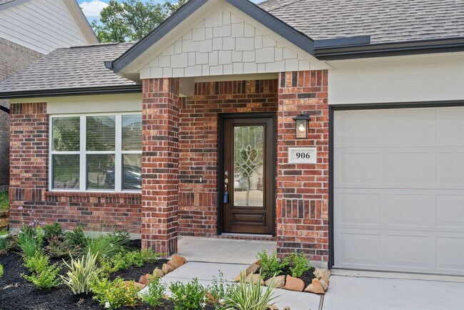 906 Golden Willow Ln