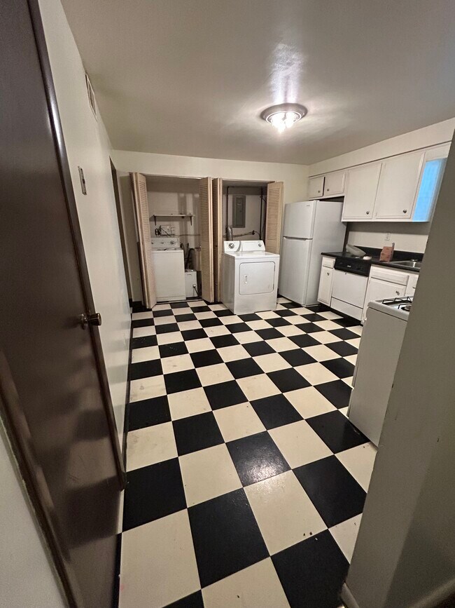 Large eat-in kitchen - 3551 California Ave Unidad Condo  1