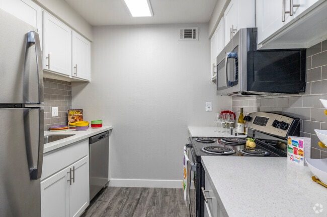 2BR, 1BA - 816SF - Kitchen